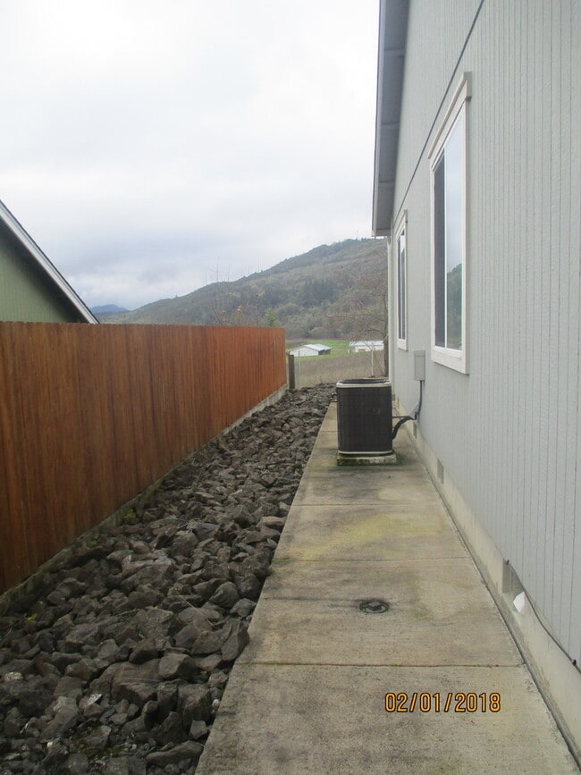 Building Photo - Green area 3 Bedroom 2 Bath home with Garage