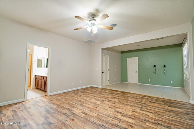 Building Photo - 18433 W Sunnyslope Ln