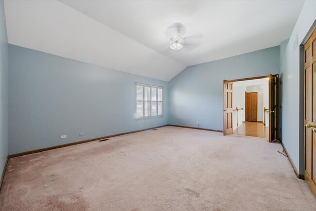 Building Photo - Spacious 4-Bedroom Home with Finished Basement and Modern Upgrades in Grayslake