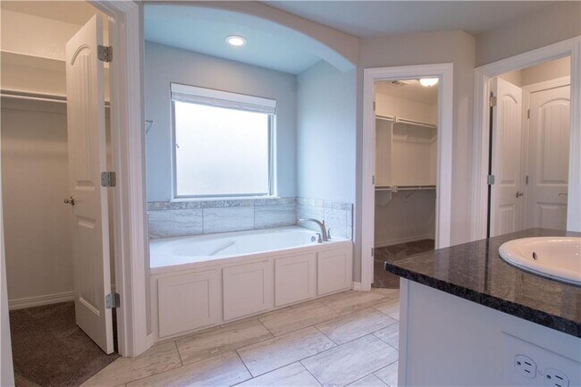 Building Photo - 1220 Gardenia St