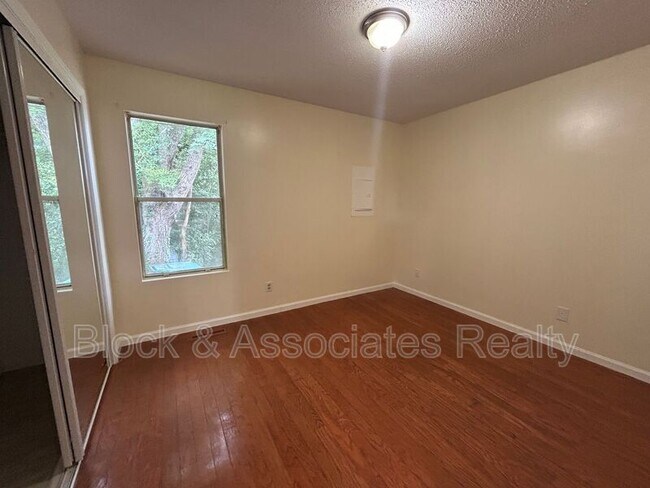 Building Photo - 808 Circle Dr