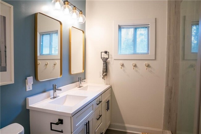 Building Photo - 1580 Pineview Terrace SW