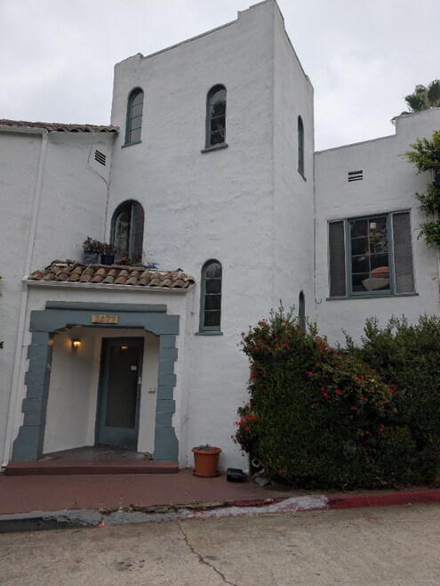 Building Photo - 2477 Cheremoya Ave