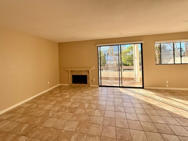 Building Photo - Large Downstairs 2br/2ba in Marina District!