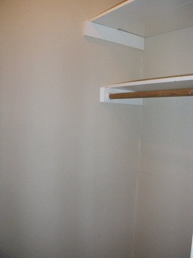 Building Photo - HYDE PARK TERRACE - NORTH CAMPUS - PRIVATE UPDATED 1 BEDROOM FOR AUGUST 2026 PRE-LEASE