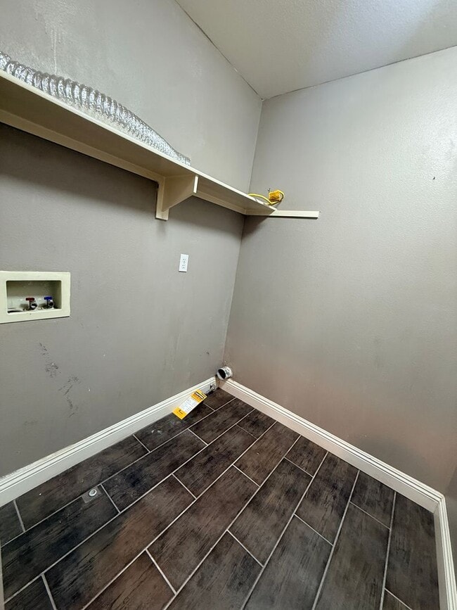 Building Photo - Beautiful 4 Bedroom, 2.5 Bathroom Home in West Irvine Pointe Community