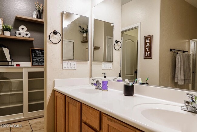 Building Photo - 1015 S Val Vista Dr