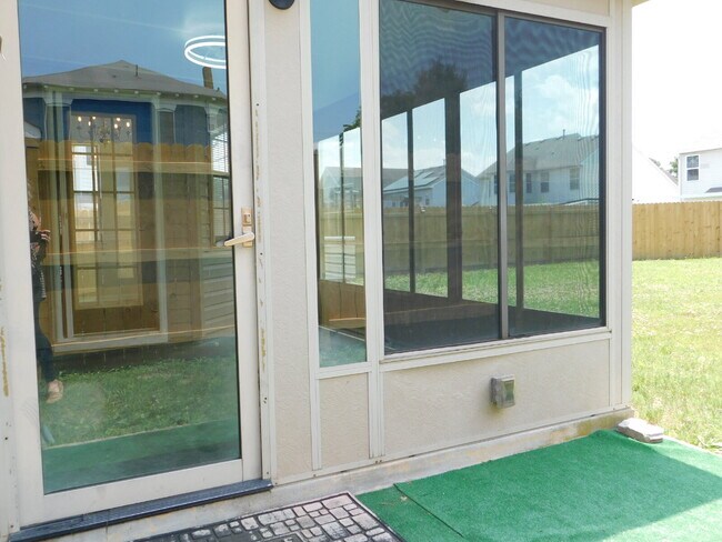 Building Photo - "Spacious 4-Bedroom Gem on Hughart Street with 2.5 Bathrooms and 2108 Sq. Ft. of Comfort!"