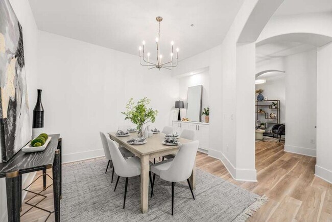 Building Photo - Renovated Corner Condo, Move-In Ready!