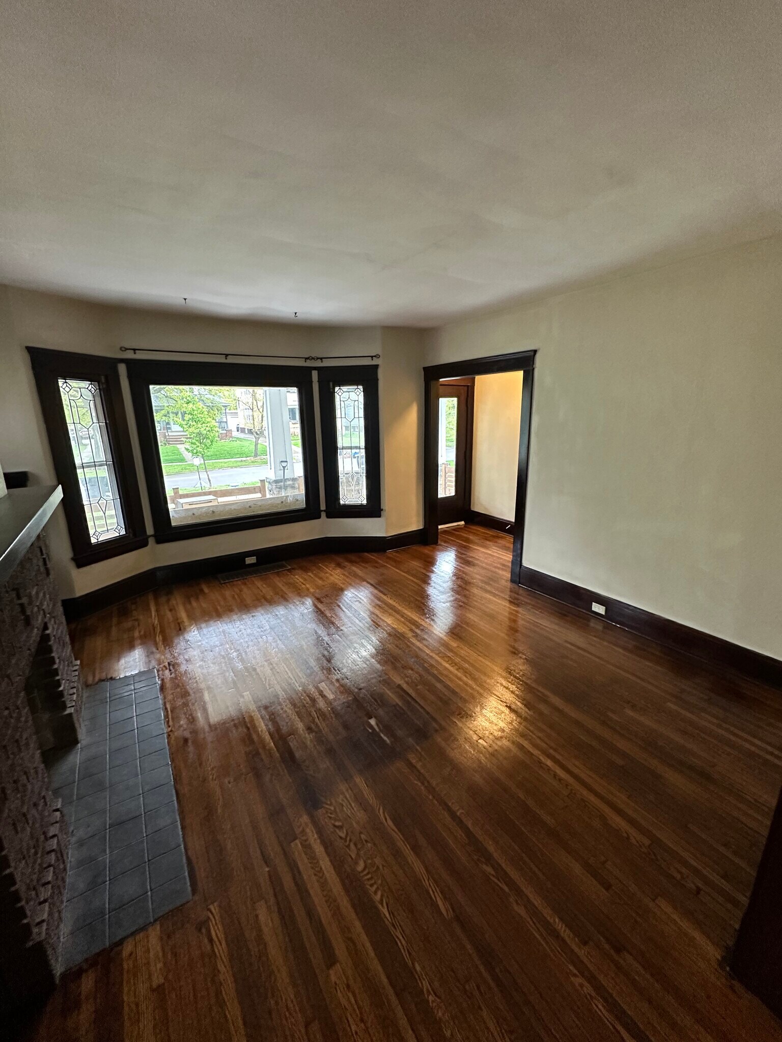 Building Photo - 1302 W 102nd St