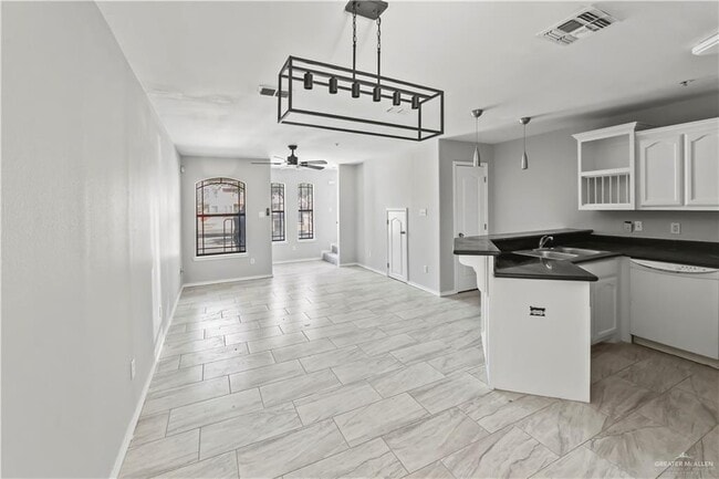 Building Photo - 10 S 48th Ln