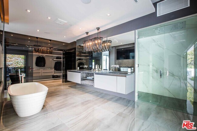 Building Photo - 2210 Bowmont Dr