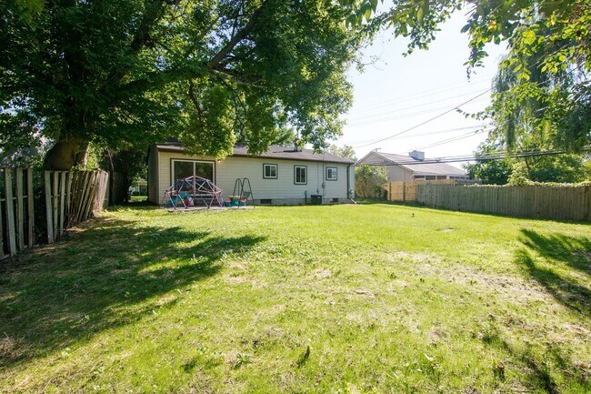 Building Photo - 2420 N Circle Dr