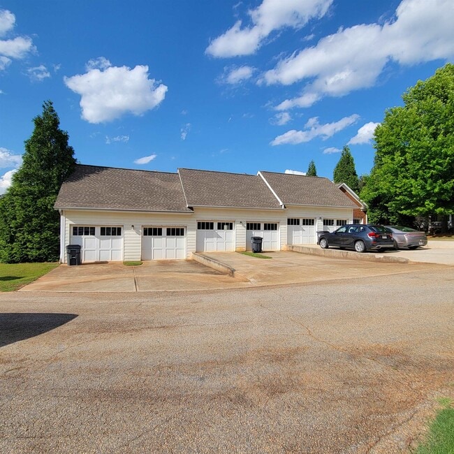 Building Photo - 1111 Surrey Ln