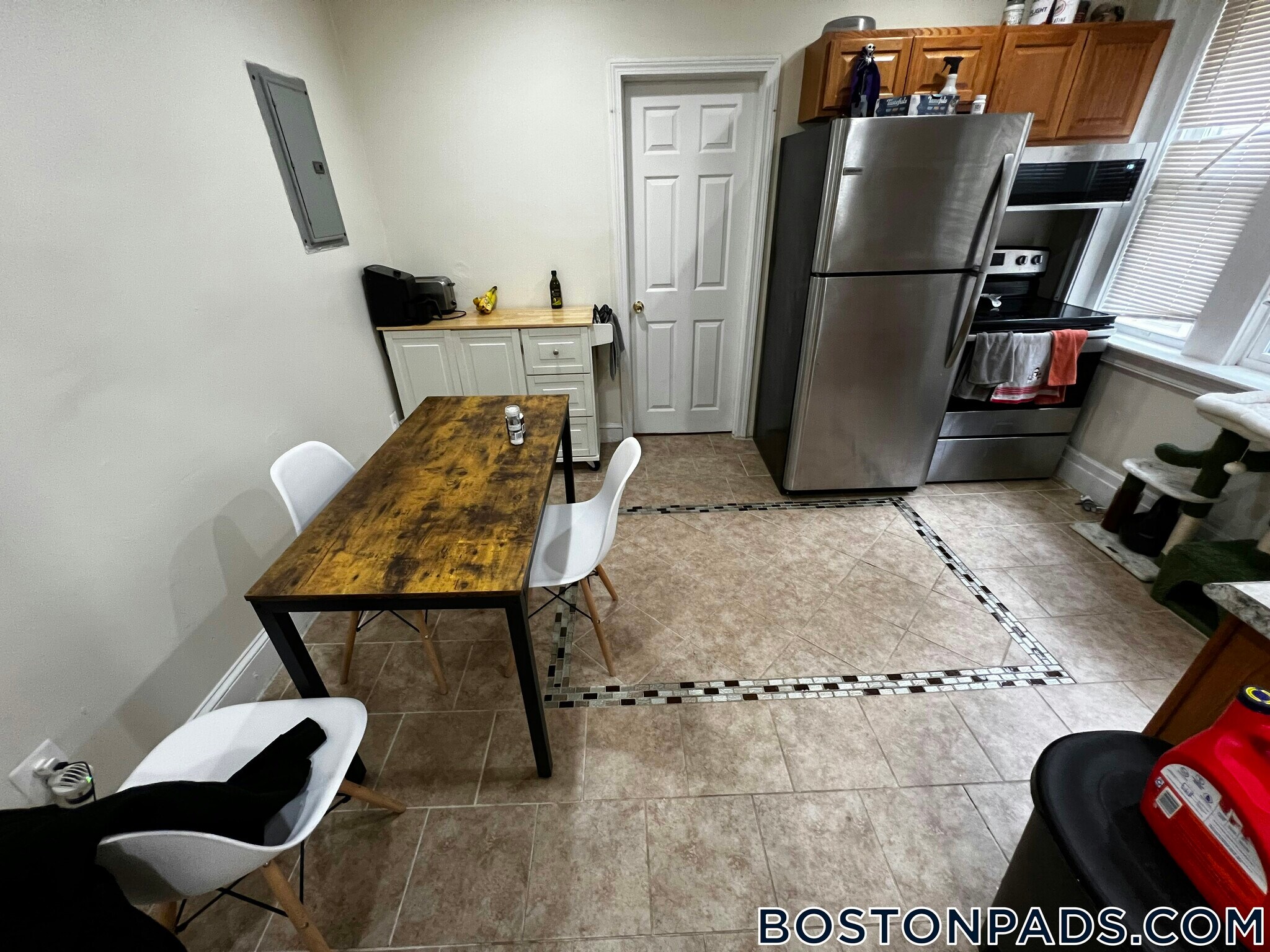 Building Photo - 244 Kelton St