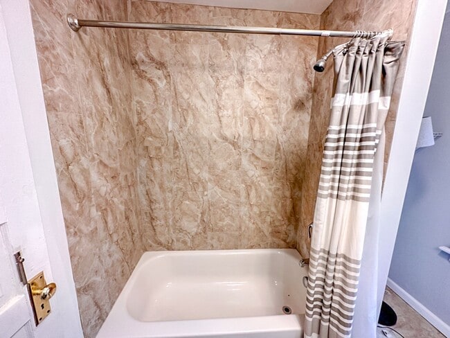 Building Photo - Lovely 3-bed Single Family Home in Hamden! Gorgeous Hardwood Floors throughout!