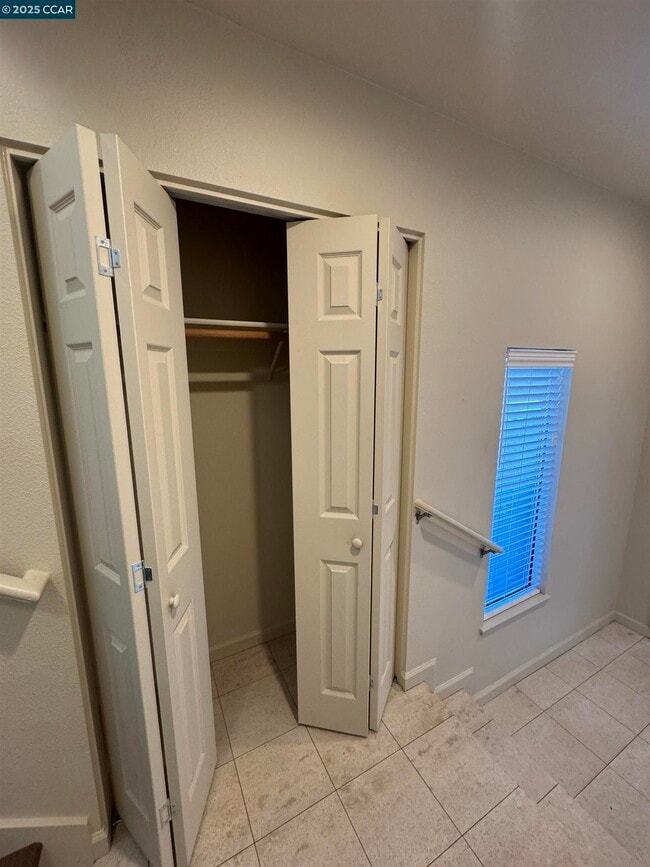 Building Photo - 87 Starview Dr