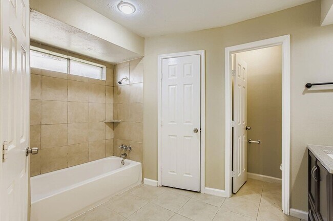 Building Photo - 15710 Sandy Hill Dr