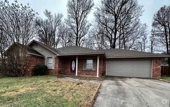 Building Photo - Come take a look at this 3-bedroom 2-bathr...