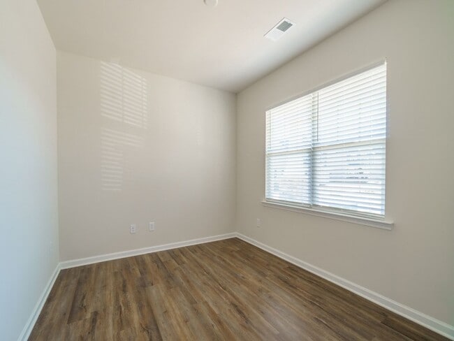 Building Photo - Brand New 5 Bedroom 3 full baths in Steele...