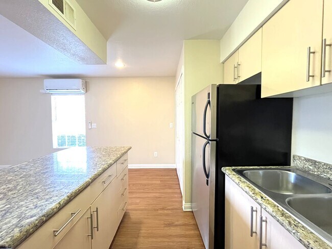 Building Photo - 2160 Highpointe Dr