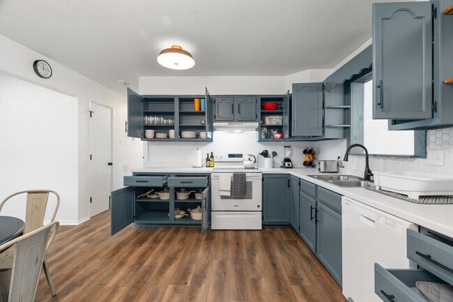 Building Photo - 11814 Flushing Dr