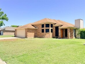 Building Photo - 3101 Hillcrest Dr