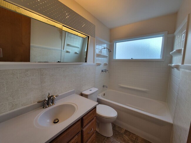 Building Photo - 4 bed, 2 bath, 2 car garage