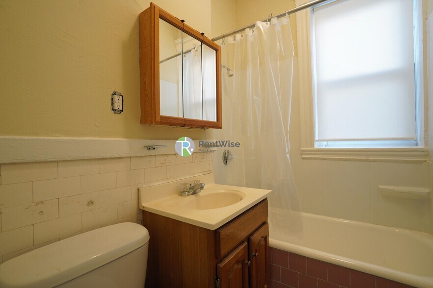 Building Photo - 224 Kelton St