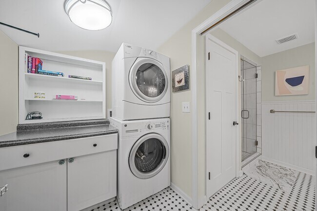 Building Photo - 814 Locust St