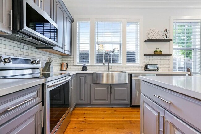 Building Photo - 1233 St Charles Ave