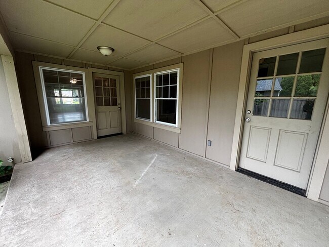 Building Photo - Brookside Charmer on secluded dead end street, just a 2 minute distance to restaurants, shopping ...