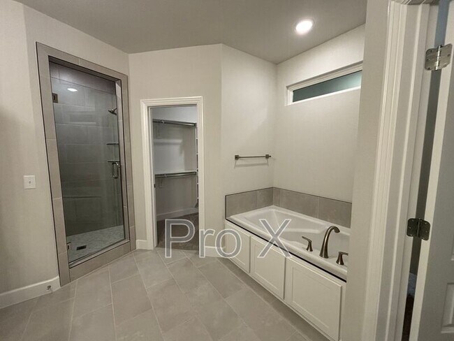 Building Photo - 1908 Charles St