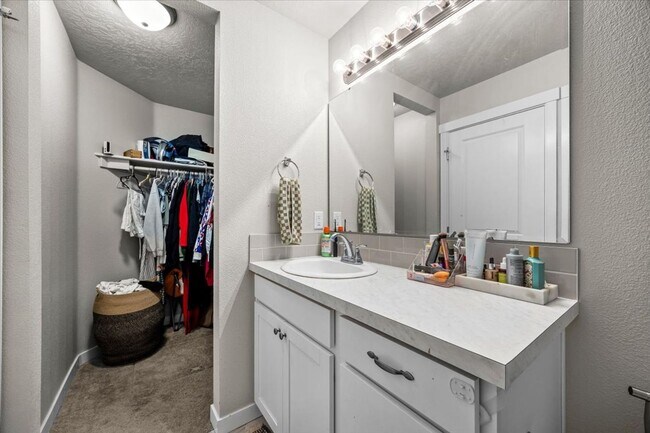 Building Photo - Perfect Location 3 Bed 2 Bath Home with SO...