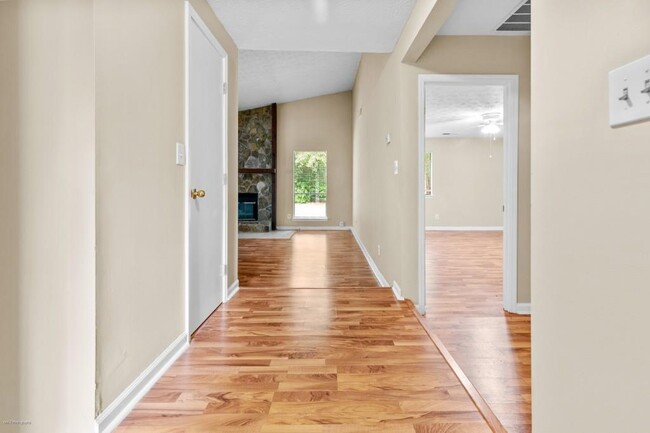 Building Photo - 625 Oxford Hall Dr SW