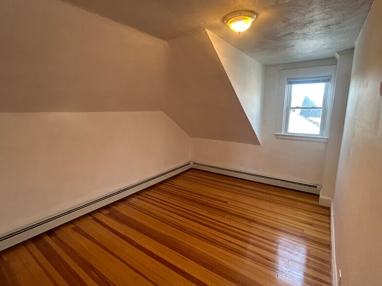 Building Photo - 710 River Ave