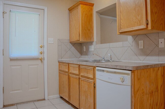 Building Photo - PRICE IMPROVEMENT NOW ONLY $1295!!!!!!