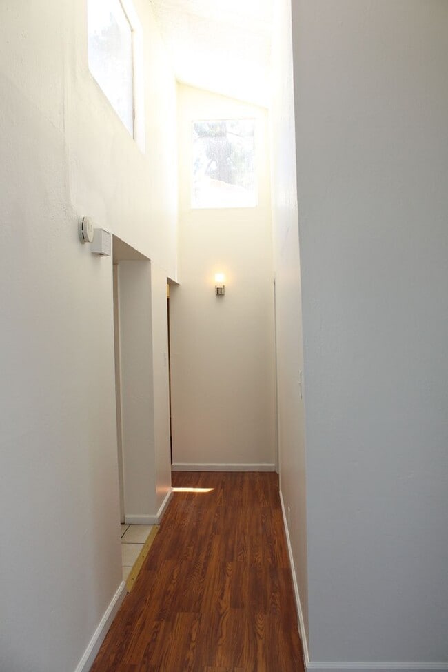 Building Photo - Bright 2 Bedroom, 2 Bathroom Condo, W/ Gar...