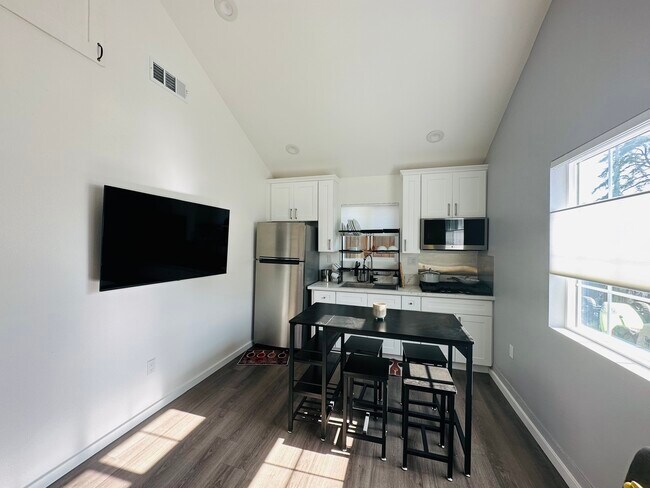 kitchen/ dining area - 5131 S Victoria Ave