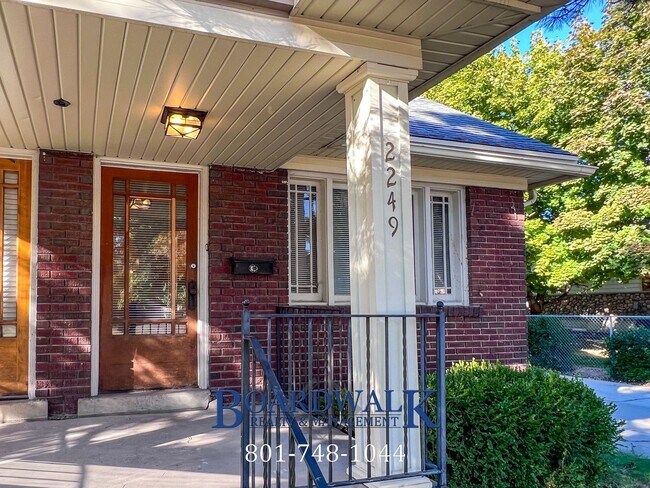 Building Photo - 2247 E Lambourne Ave