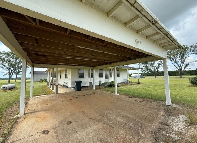 Building Photo - Charming Country Farmhouse in Elberta!
