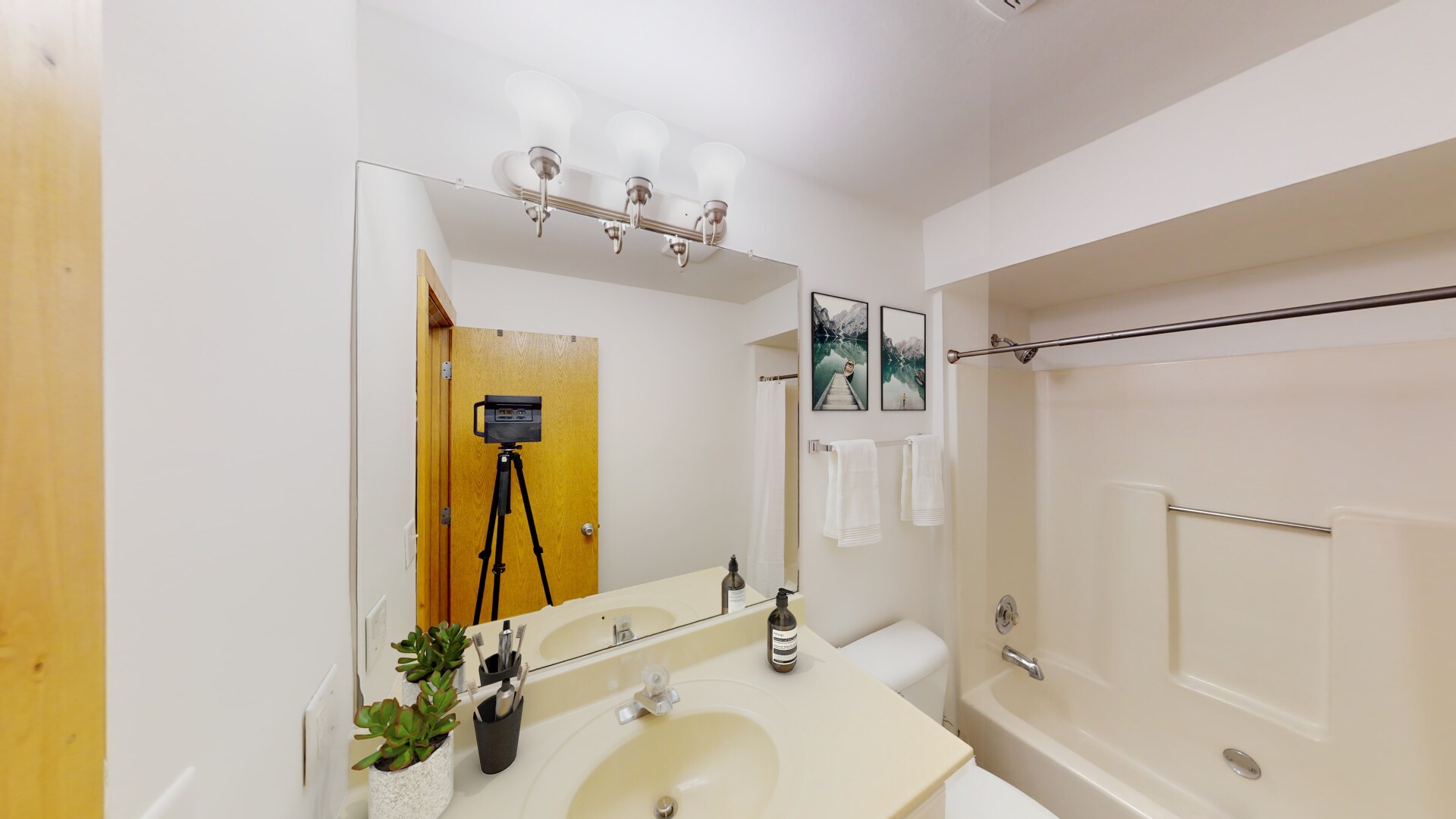 Building Photo - 1210 W Ash St