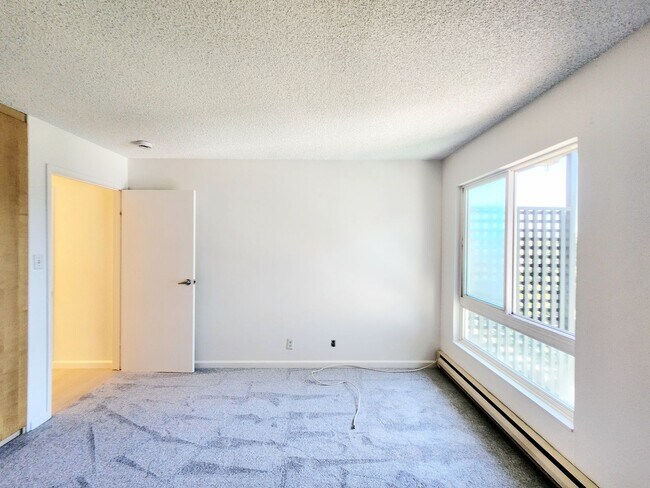 Building Photo - Top floor remodeled Woodlake unit