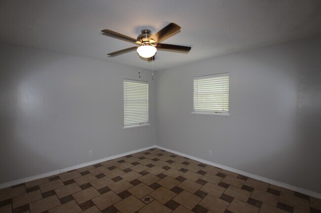 Building Photo - 2930 Williamsburg Dr