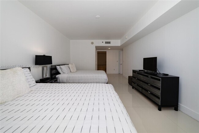 Building Photo - 1830 S Ocean Dr