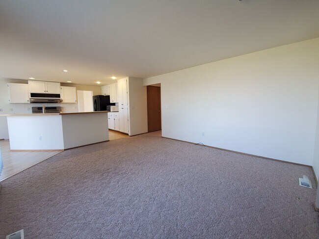 Building Photo - 4-Bedroom, 2.5-Bath located in Horn Rapids...