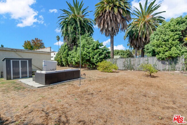Building Photo - 736 N Poinsettia Pl
