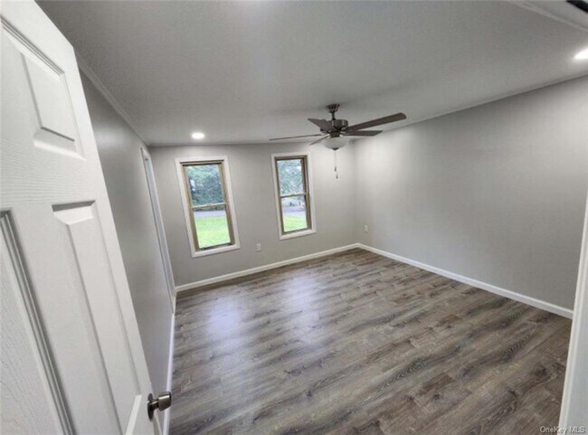 Building Photo - 10 Kris Korner Dr