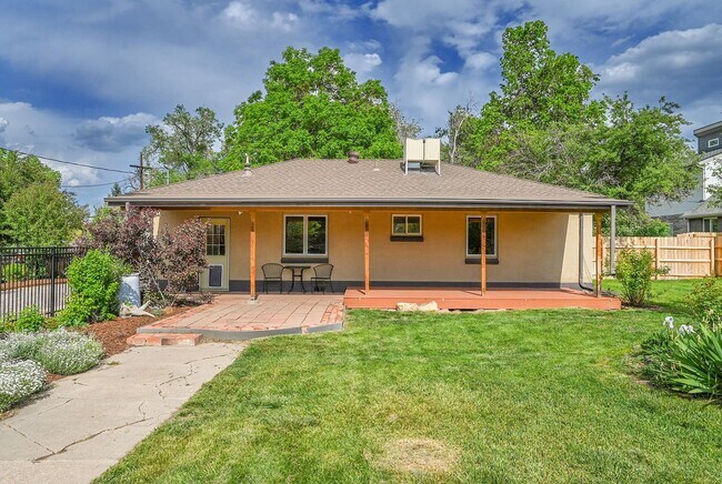 Building Photo - 3 bedroon 1.5 bath home with amazing yard ...