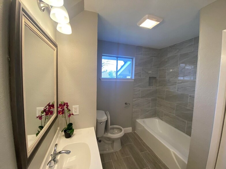 Primary Photo - 2006 W Northgate Dr